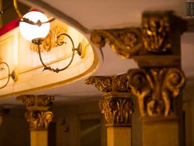 ...i raffinati capitelli dorati delle colonne opera del beneventano Ernesto Giaquinto e i sinuosi bracci delle lampade
